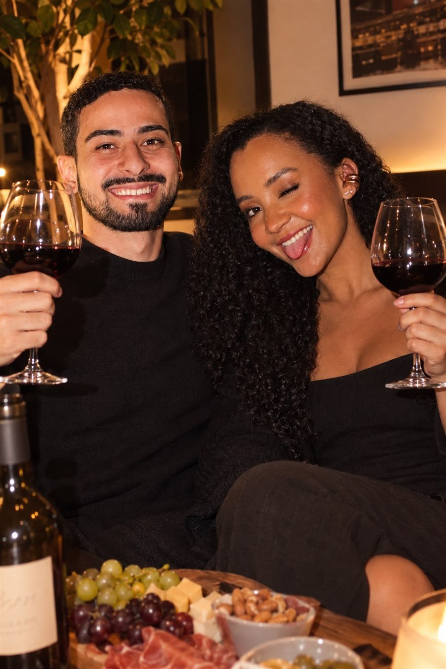 Roni e Carine brindando
